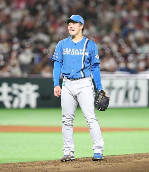 ソフトバンク対日本ハム　1回裏ソフトバンク2死一塁、栗原に右越え2点本塁打を浴び顔をしかめる吉田（撮影・黒川智章）
