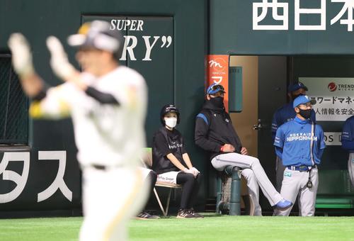 ソフトバンク対日本ハム　1回裏、栗原（手前）に2点本塁打を浴び生還を見つめる新庄監督（撮影・黒川智章）