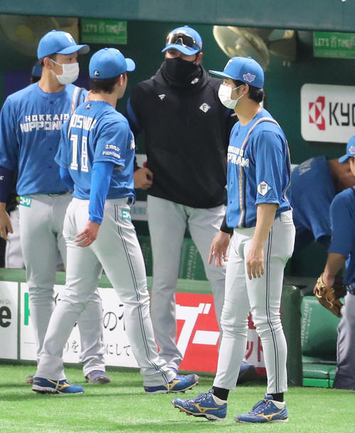 日本ハム対ソフトバンク　3回を投げ終えた吉田輝星に話かける新庄剛志監督（撮影・梅根麻紀）