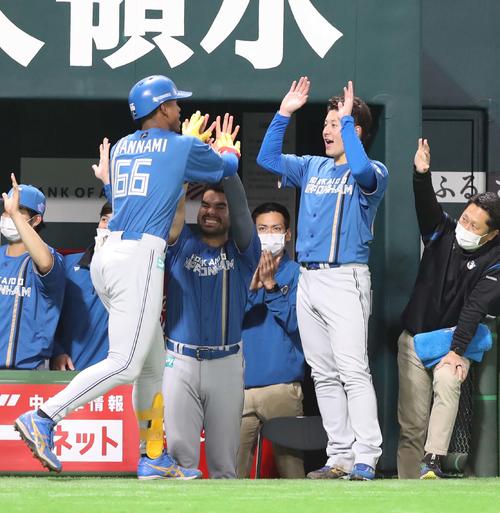 ソフトバンク対日本ハム　5回表、2点本塁打を放った万波を出迎える吉田（撮影・黒川智章）