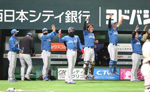 ソフトバンク対日本ハム　5回表、万波の2点本塁打に沸く日本ハムベンチ。中央は新庄監督（撮影・黒川智章）