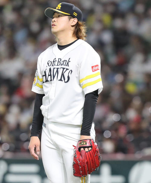 ソフトバンク対日本ハム　5回表日本ハム1死三塁、杉山は万波に左越え2点本塁打を浴び悔しい表情を見せる（撮影・屋方直哉）