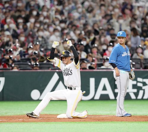 ソフトバンク対日本ハム　5回裏ソフトバンク1死二塁、右中間に適時三塁打を放ちガッツポーズの三森（撮影・黒川智章）