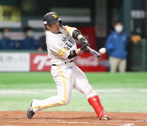 ソフトバンク対日本ハム　6回裏ソフトバンク2死一、二塁、左越え適時二塁打を放つ甲斐（撮影・黒川智章）