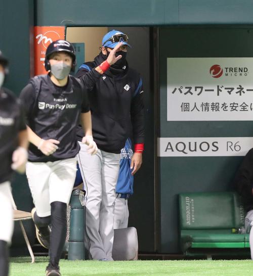 ソフトバンク対日本ハム　開幕3連敗しグラウンドに敬礼して引き揚げる新庄監督（撮影・黒川智章）