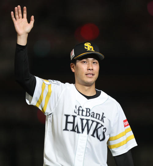 ソフトバンク対日本ハム　移籍後初勝利を挙げ、観客に手を振る藤井（撮影・屋方直哉）