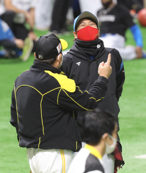 ソフトバンク対日本ハム　試合前の練習で話をする藤本監督（左）と新庄監督（撮影・屋方直哉）