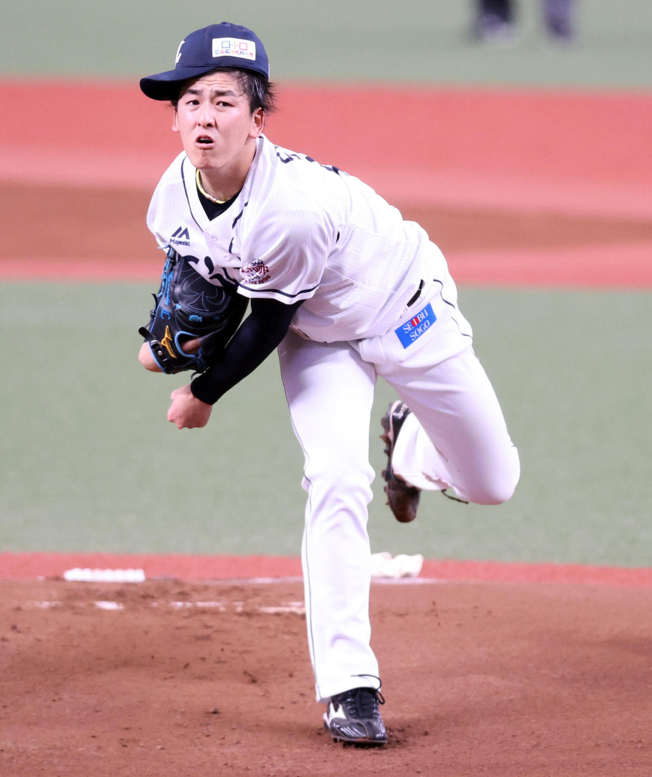 帽子を飛ばしそうになりながら力投する西武隅田（撮影・浅見桂子）
