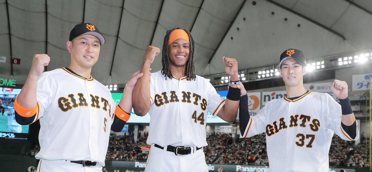 中日に勝利し、ガッツポーズで写真に納まる巨人の、左から中島、ウォーカー、若林（撮影・河田真司）