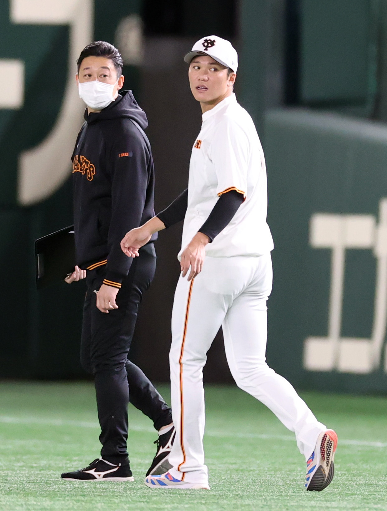 巨人対中日　試合前の練習に参加する巨人坂本（右）（撮影・狩俣裕三）