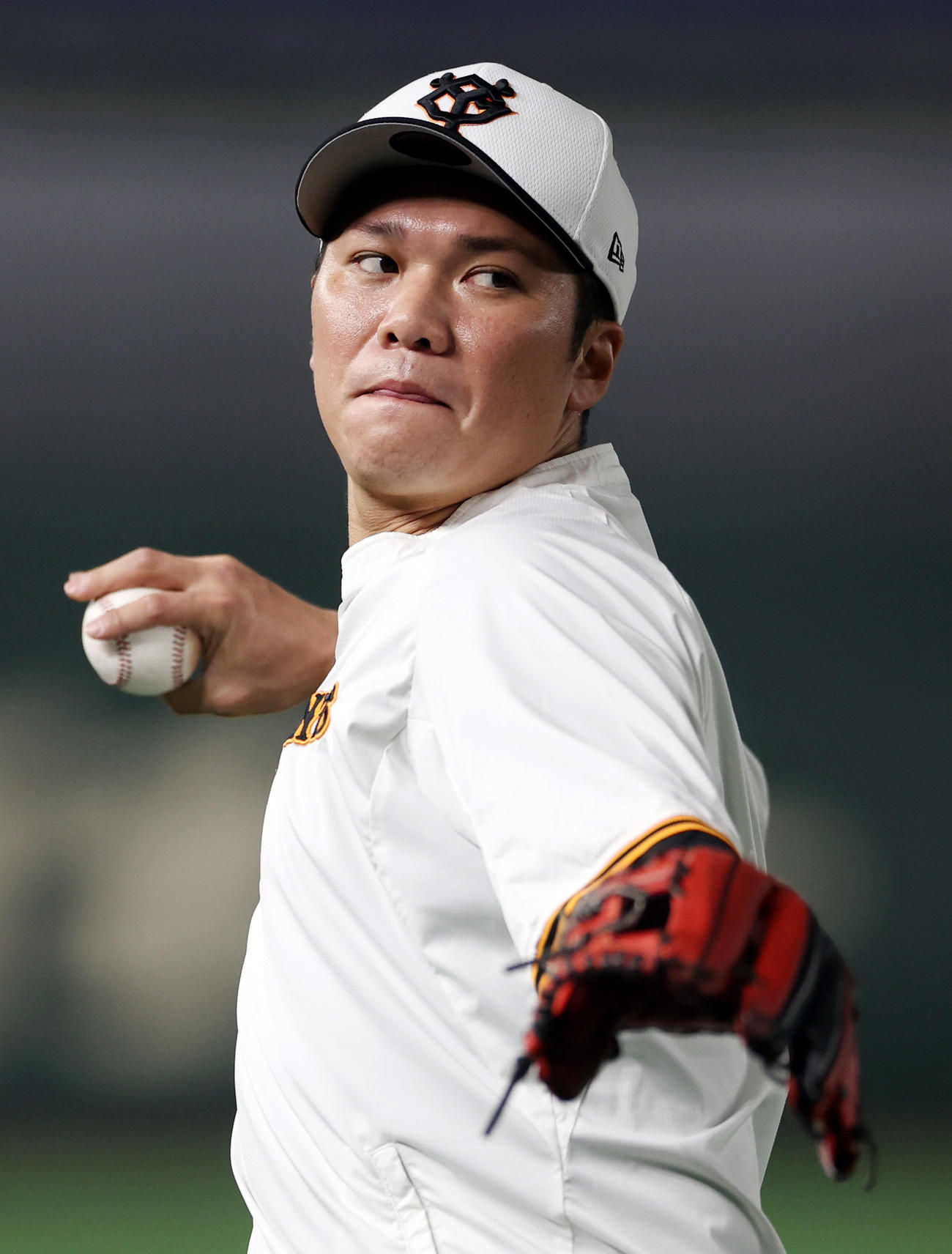 巨人対中日　試合前、練習に合流し、キャッチボールをする坂本（撮影・狩俣裕三）