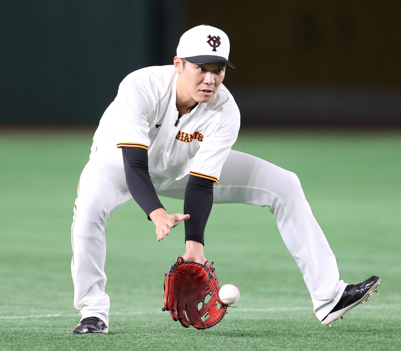 巨人対中日　試合前、練習に合流し、ノックを受ける坂本（撮影・狩俣裕三）