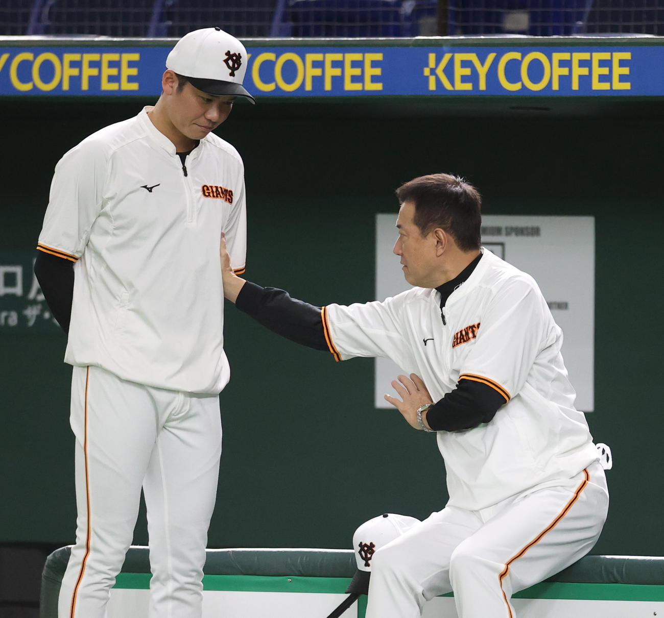巨人対中日　試合前、軽い調整を行った後、原監督（右）に呼ばれ、左脇腹をさすられる巨人坂本（撮影・狩俣裕三）
