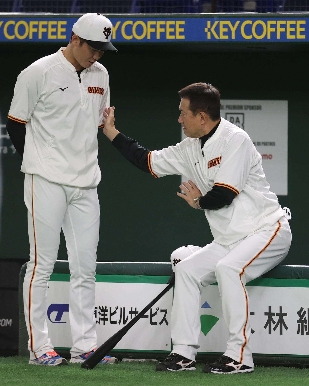 巨人対中日　試合前、軽い調整を行った後、原監督（右）に呼ばれ、左脇腹をさすられる巨人坂本（撮影・狩俣裕三）