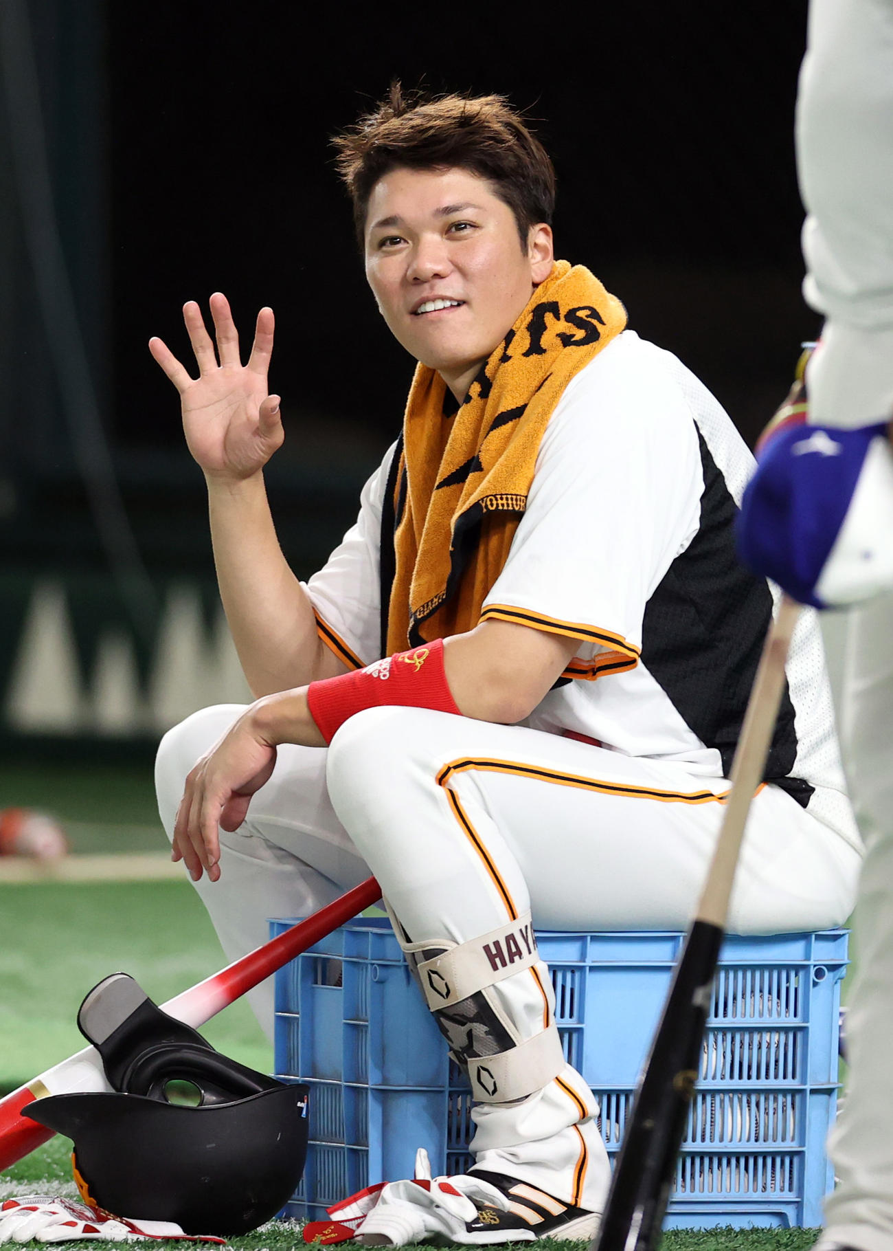 巨人対中日　試合前、練習に合流し、中日ビシエドとやり取りをする巨人坂本（撮影・狩俣裕三）