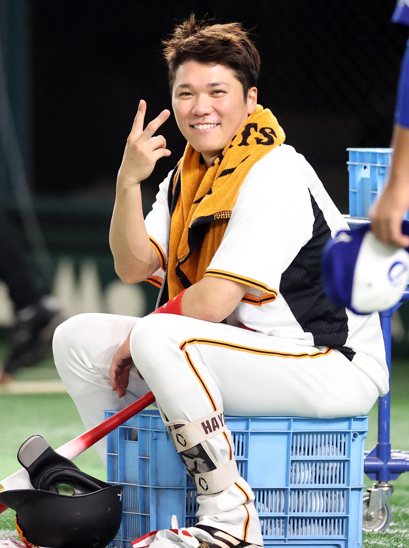 巨人対中日　試合前、練習に合流し、中日ビシエドとやり取りをする巨人坂本（撮影・狩俣裕三）