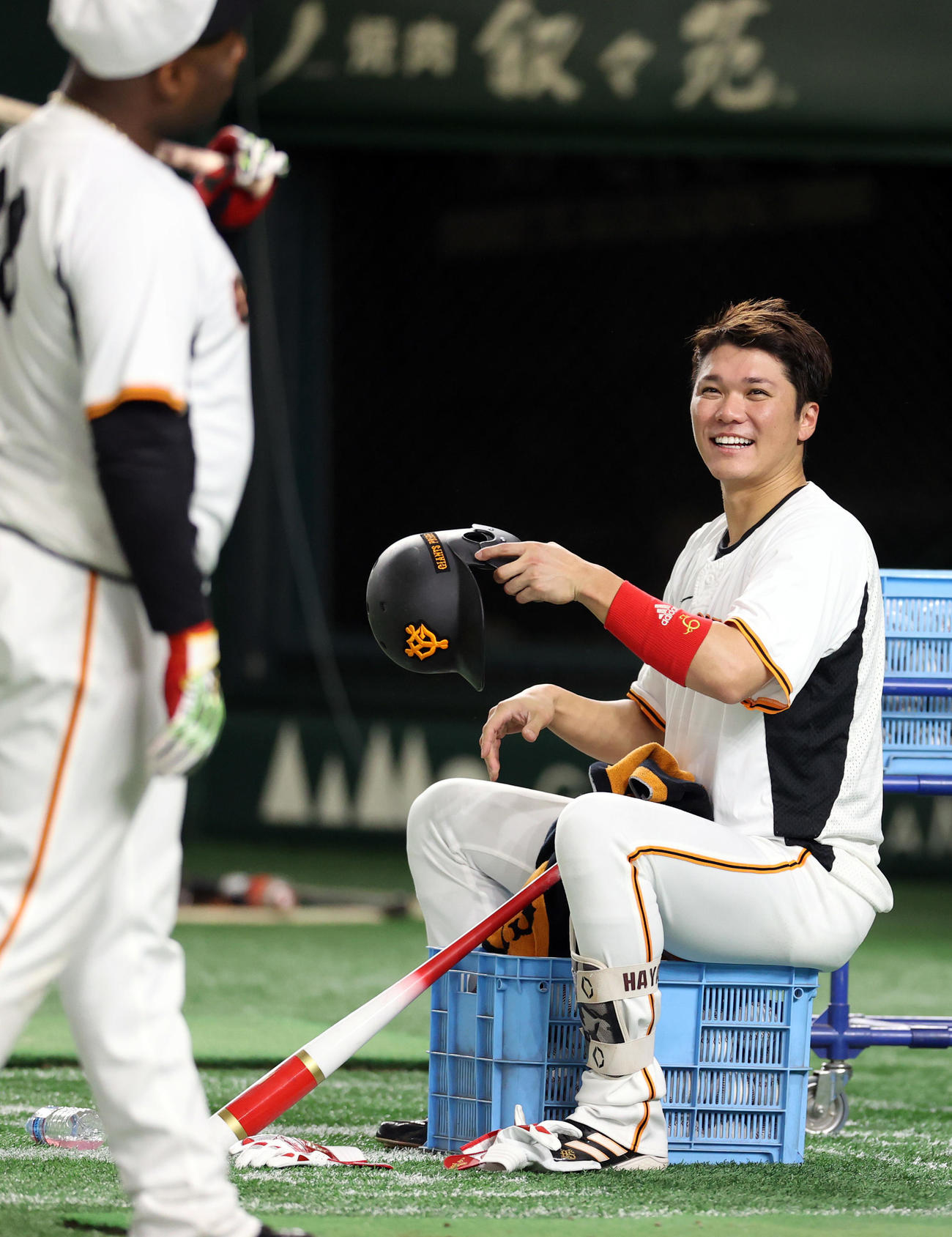 巨人対中日　練習に合流し、ウィーラー（手前）と談笑する坂本（撮影・狩俣裕三）