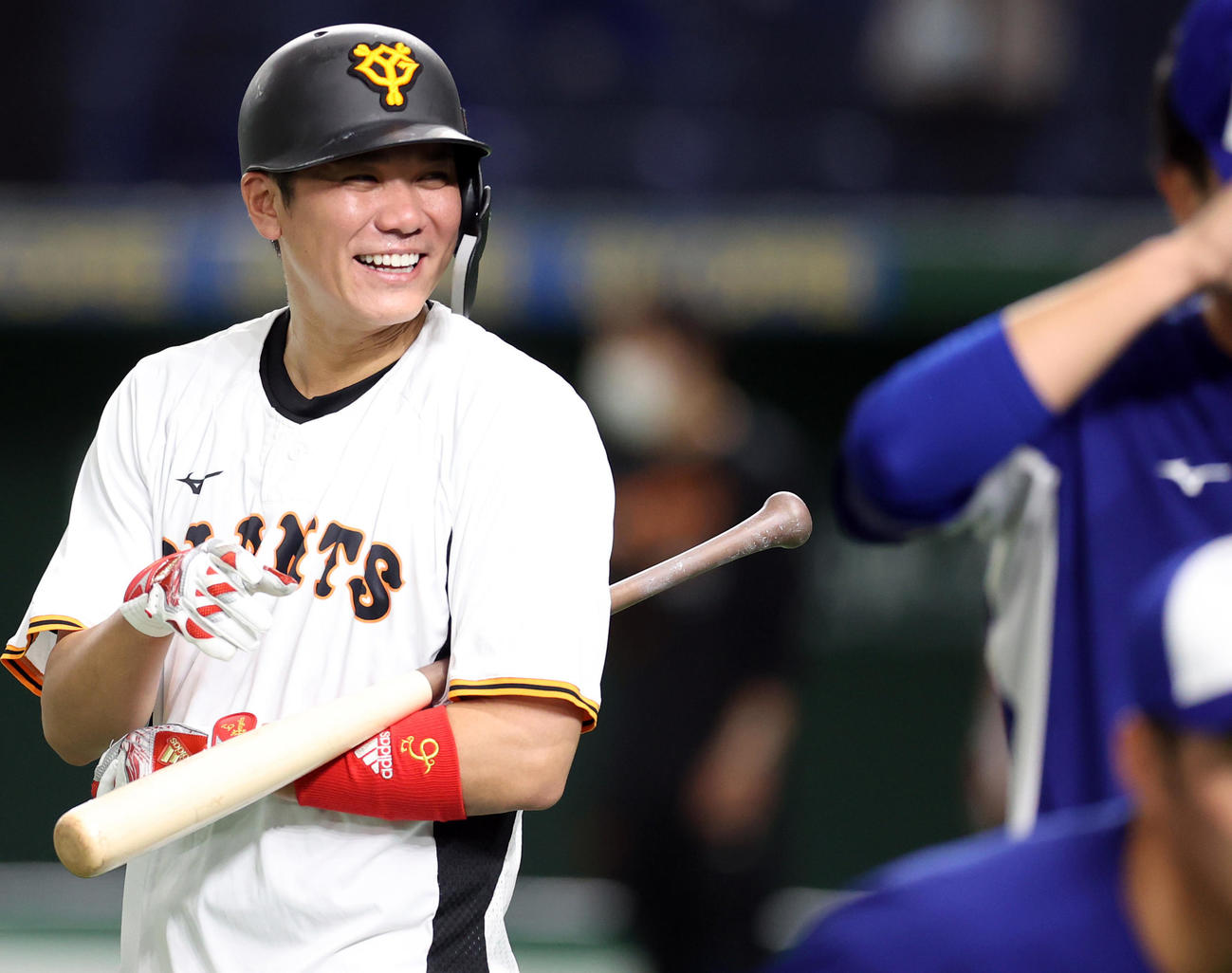 巨人対中日　練習に合流し、中日の選手と談笑する坂本（撮影・狩俣裕三）