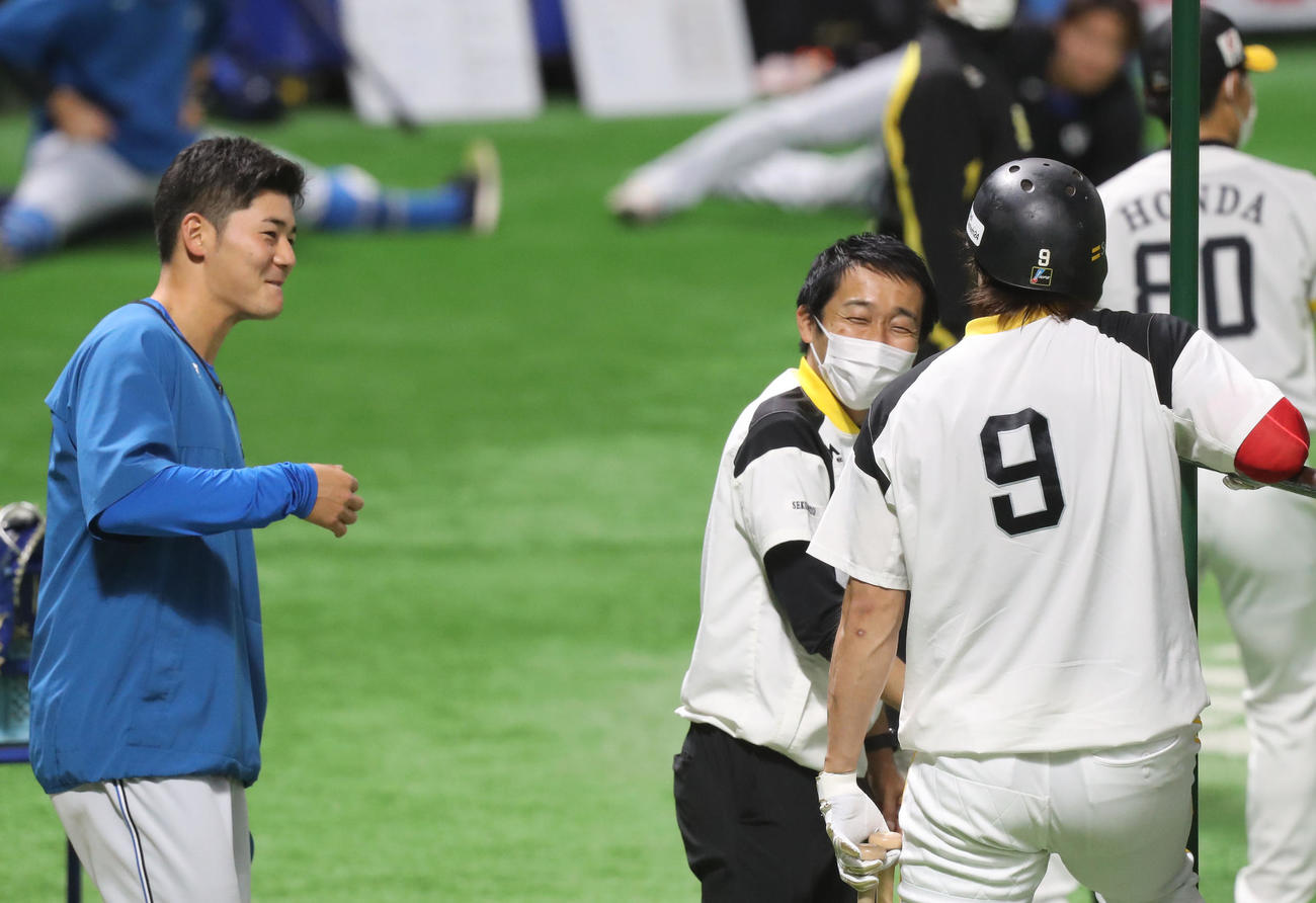 ソフトバンク対日本ハム　試合前の練習で話をする柳田悠岐（右）と日本ハム清宮幸太郎（撮影・屋方直哉）