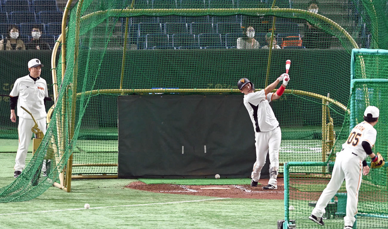 巨人対中日　1軍に合流し、フリー打撃を行った巨人坂本。左は原監督（撮影・たえ見朱実）