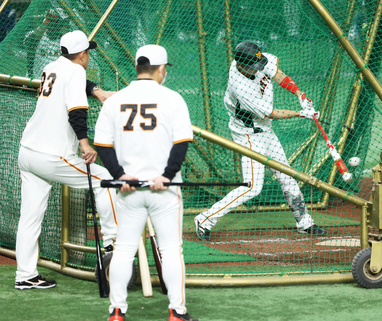 巨人対中日　試合前、フリー打撃する巨人坂本を見る原監督（右）（撮影・河田真司）