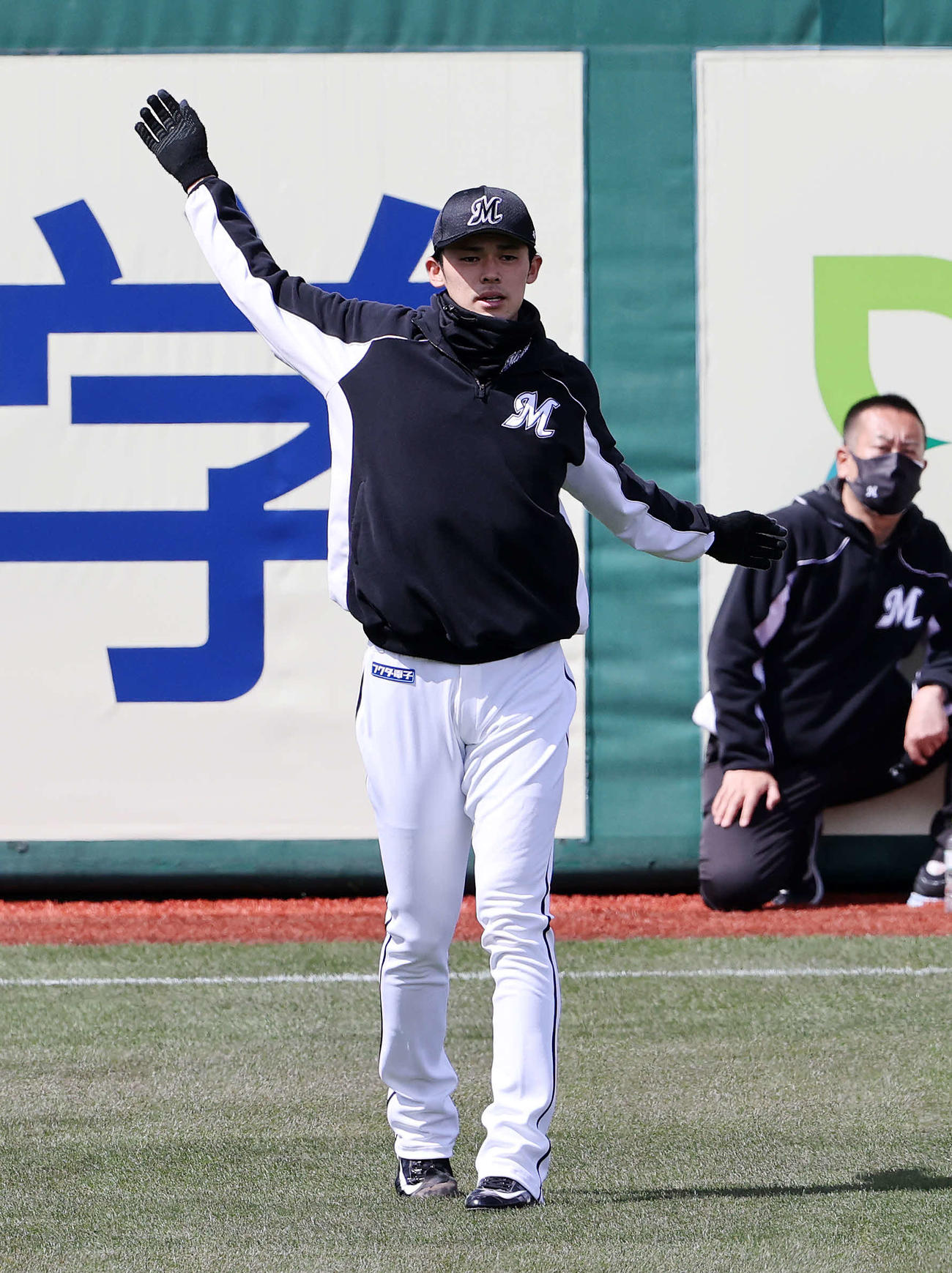 試合前、アップするロッテ佐々木朗（撮影・鈴木正人）