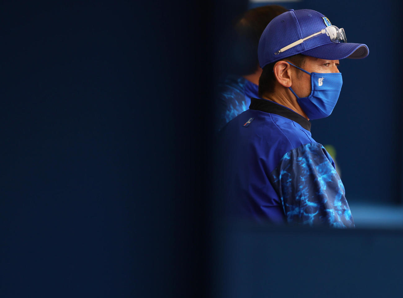 試合前、練習を見つめるDeNA三浦監督（撮影・足立雅史）