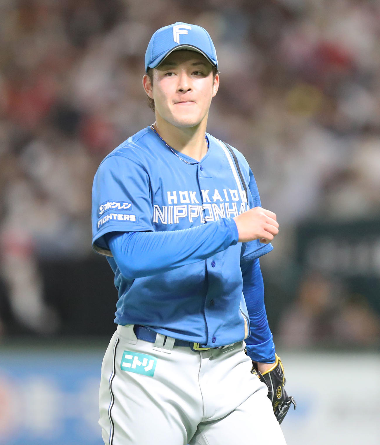 ソフトバンク対日本ハム　1回裏を投げ終え、悔しい表情を見せながらベンチに戻る吉田（撮影・屋方直哉）