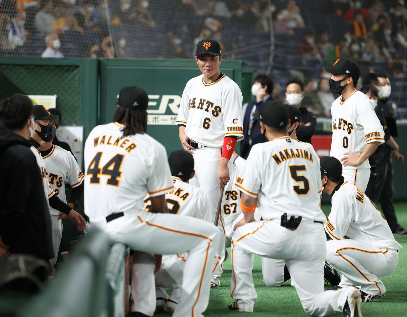 巨人対中日　試合前円陣を組む坂本（中央）ら巨人の選手たち（撮影・河田真司）