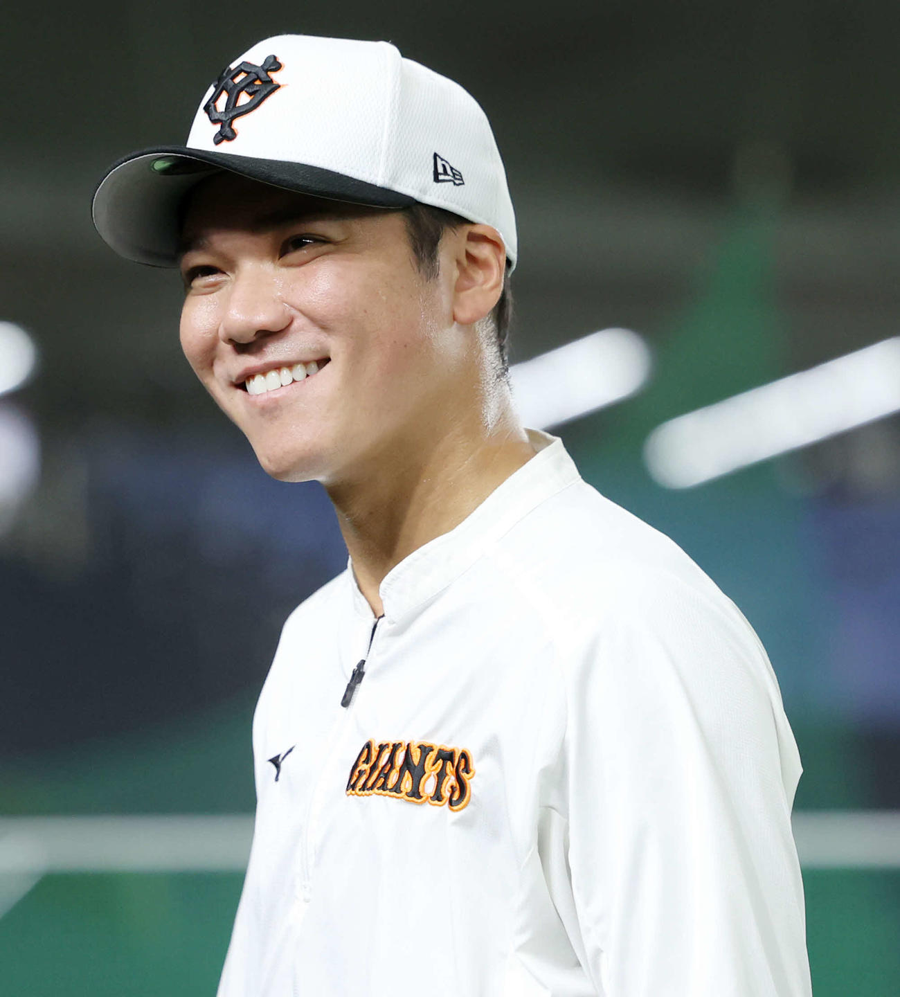 巨人対中日　試合前、練習で笑顔を見せる巨人坂本（撮影・河田真司）