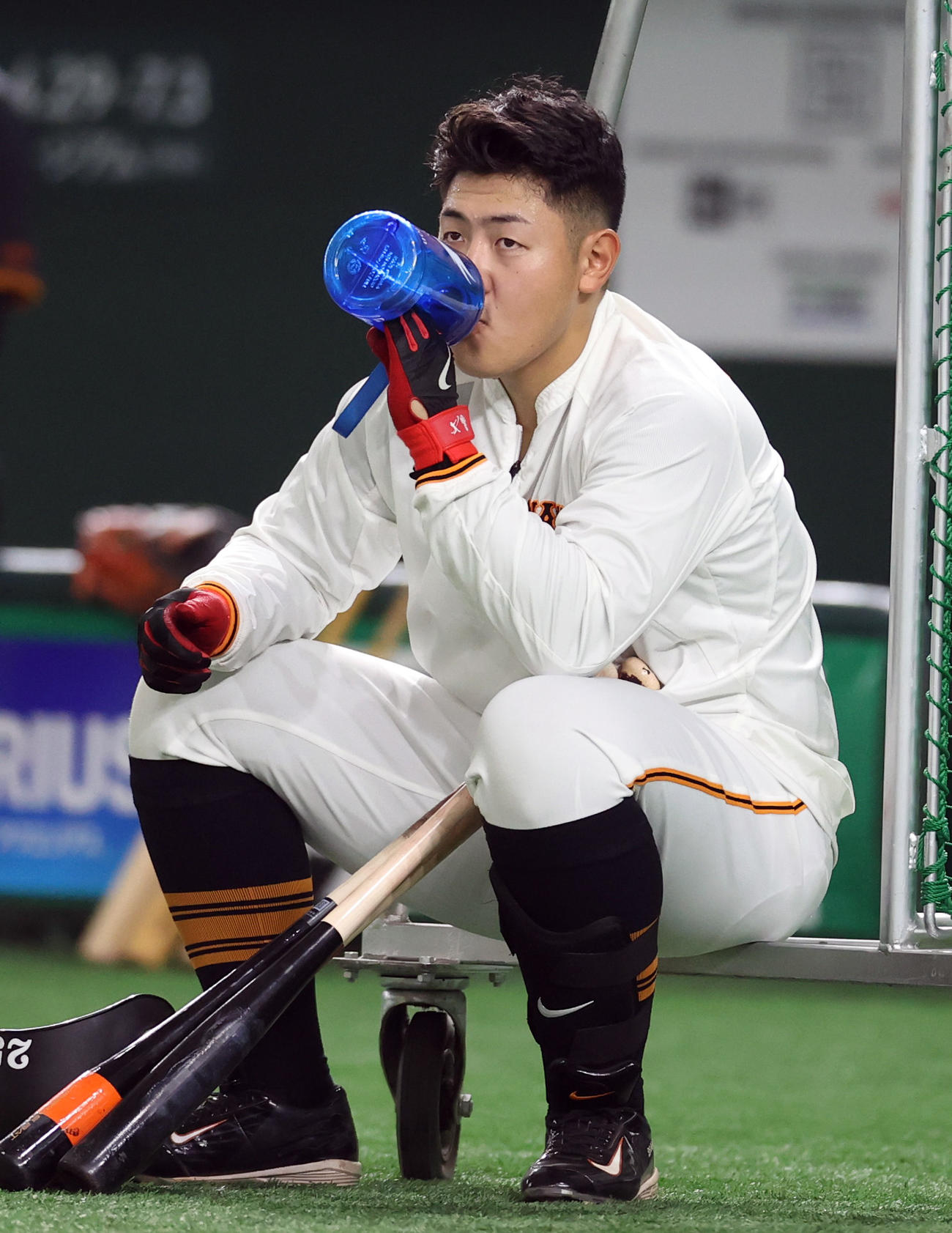 巨人対中日　試合前の練習で休憩する岡本和（撮影・狩俣裕三）
