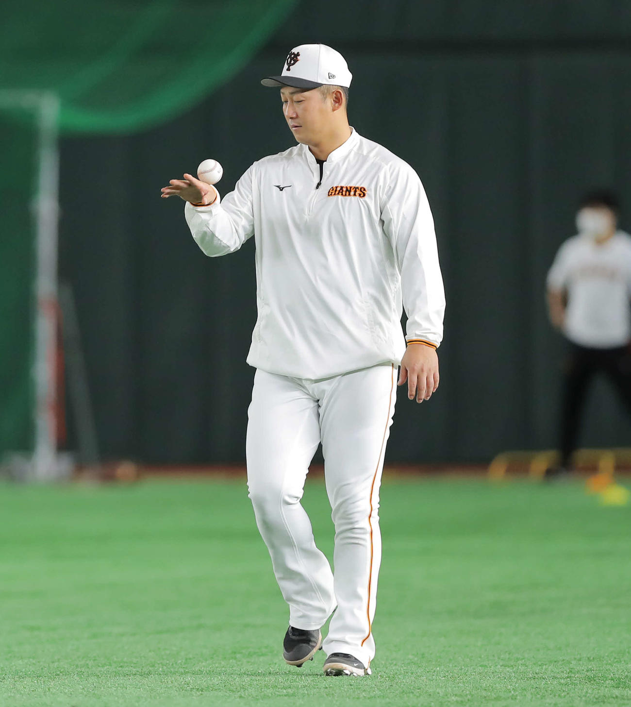 巨人対中日　試合前、球を巧みに操る巨人中田（撮影・河田真司）