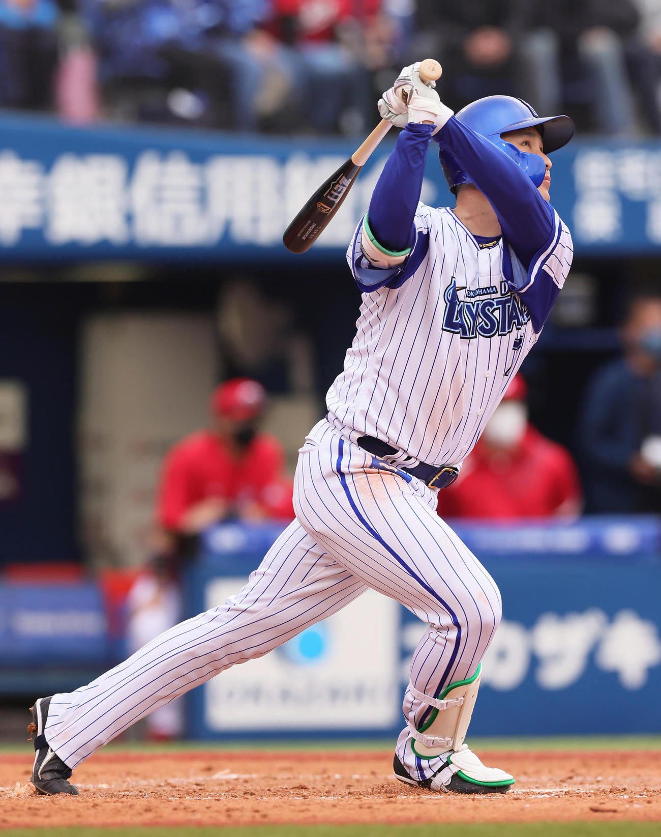 DeNA対広島　5回裏DeNA2死、右越え本塁打を放つ佐野恵太（撮影・足立雅史）