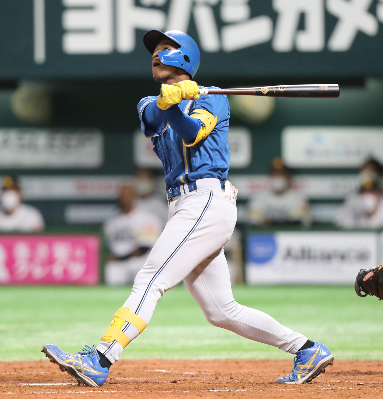 ソフトバンク対日本ハム　5回表日本ハム1死三塁、万波は左越え2点本塁打を放つ（撮影・屋方直哉