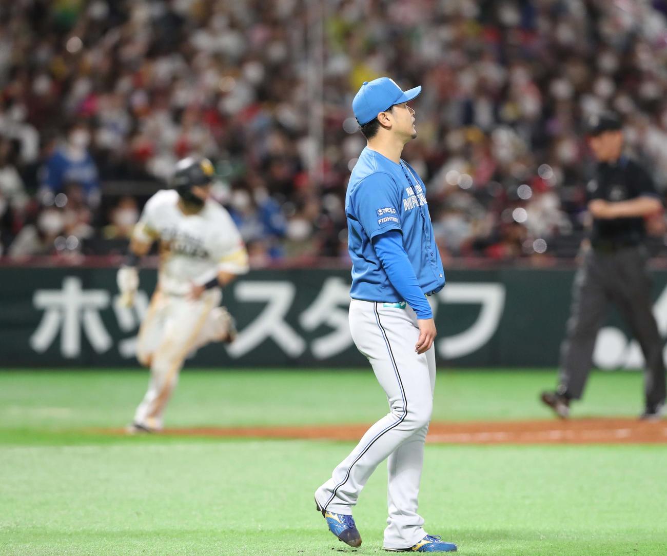 ソフトバンク対日本ハム　5回裏ソフトバンク1死二塁、三森に適時三塁打を浴びる池田（撮影・黒川智章）