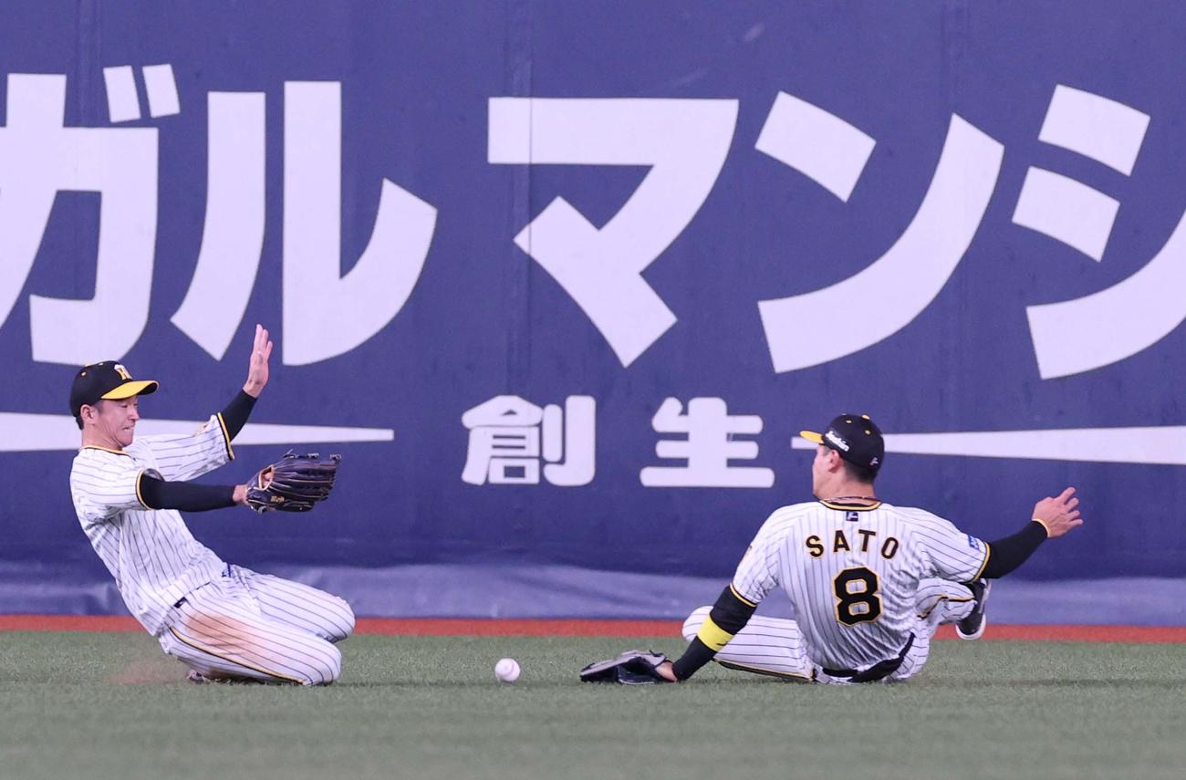 阪神対ヤクルト　7回表ヤクルト2死、塩見の打球は近本（左）と佐藤輝の間に落ちランニング本塁打となる（撮影・上田博志）
