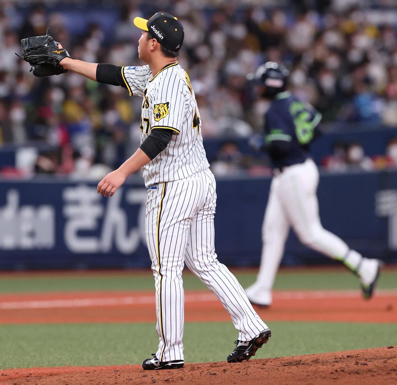 阪神対ヤクルト　2回表ヤクルト無死、サンタナ（右）に左越え本塁打を浴びる桐敷（撮影・上田博志）