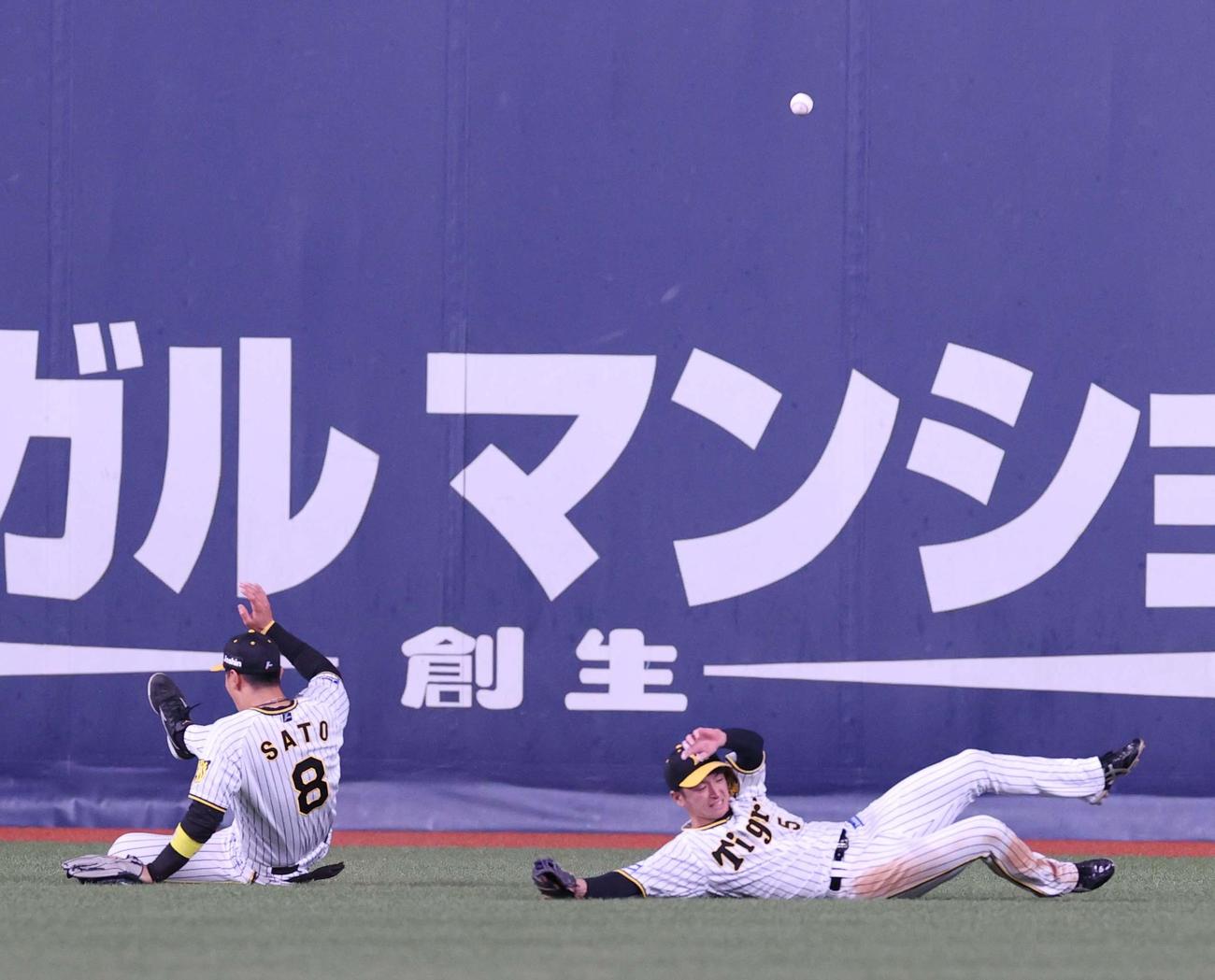 阪神対ヤクルト　7回表ヤクルト2死、塩見の打球は近本（左）と佐藤輝の間に落ちランニング本塁打となる（撮影・上田博志）