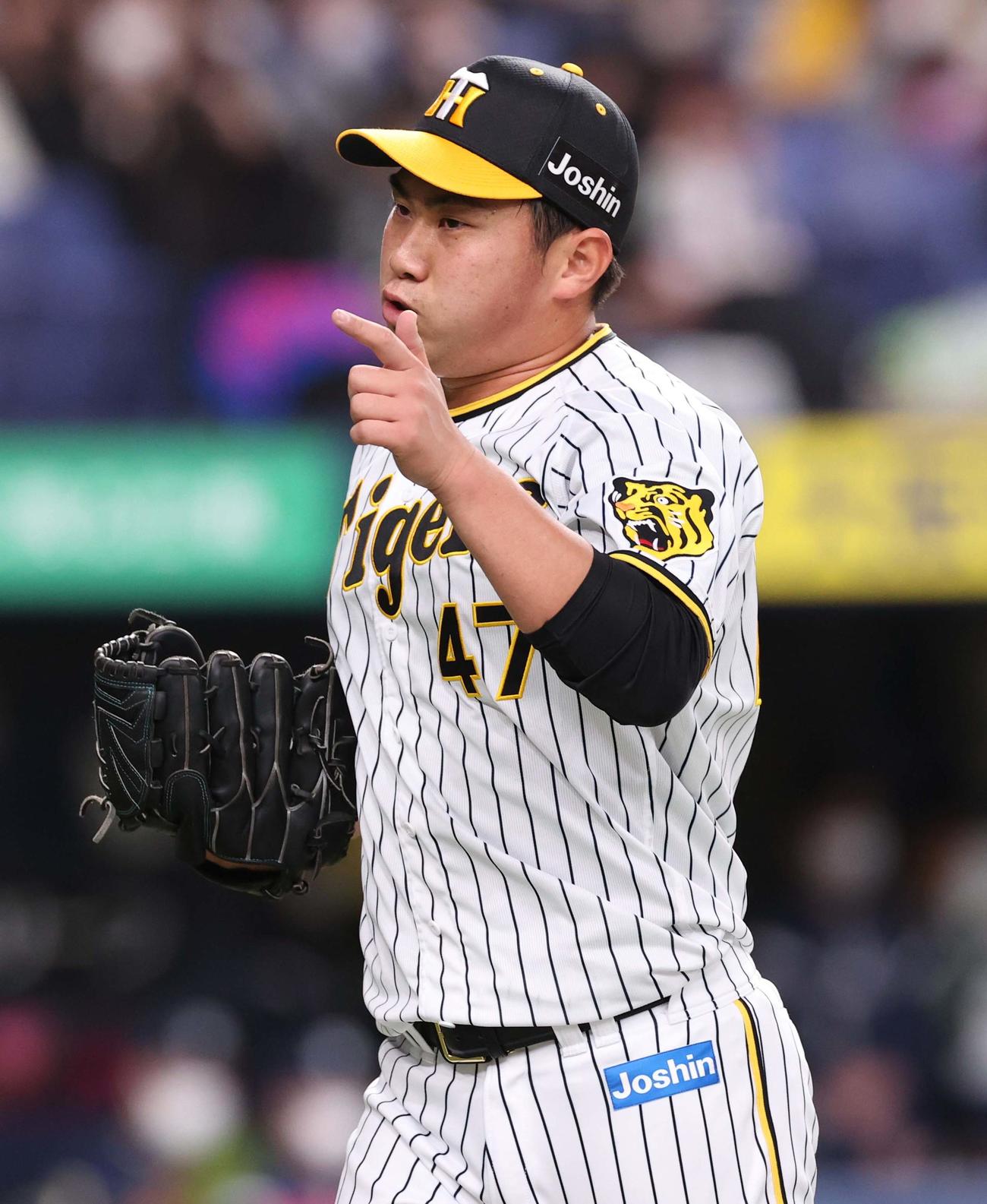 阪神対ヤクルト　1回表ヤクルト1死一、三塁、村上から併殺打を奪った桐敷は気合の表情でベンチに引き揚げる（撮影・上田博志）