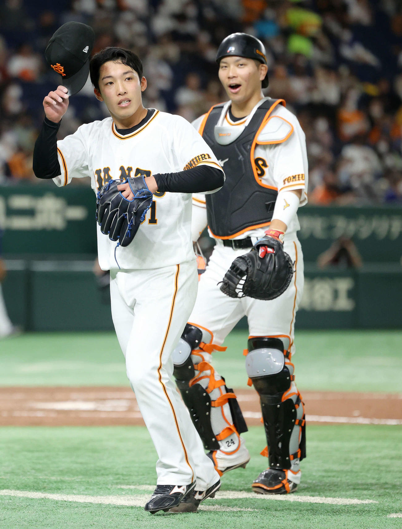 巨人対中日　6回表を抑えベンチに戻る大城（左）と赤星（撮影・河田真司）