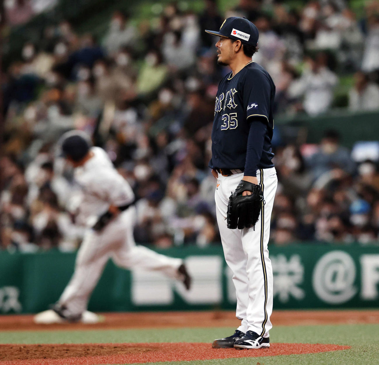 西武対オリックス　6回裏西武1死二塁、山川（後方）に左越え2点本塁打を許し、ぼう然とする比嘉（撮影・浅見桂子）