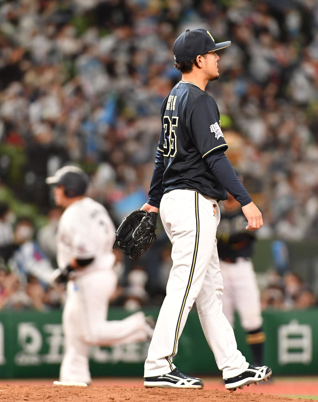 西武対オリックス　6回裏西武1死二塁、山川に左越えに2点本塁打浴びた比嘉（撮影・柴田隆二）