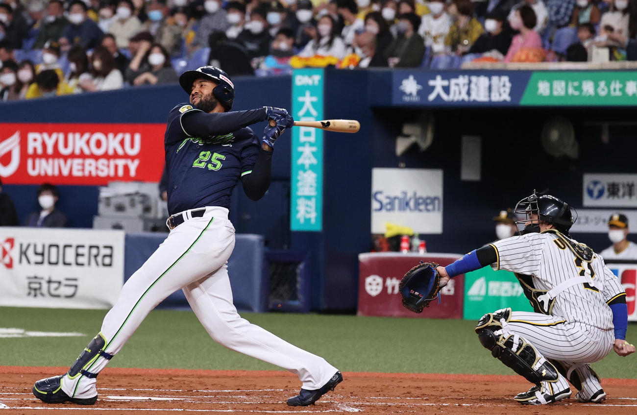阪神対ヤクルト　2回表ヤクルト無死、サンタナは先制の左越え本塁打を放つ（撮影・上山淳一）