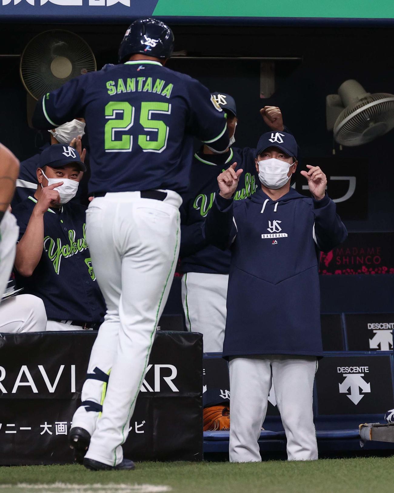 阪神対ヤクルト　2回表ヤクルト無死、左越え本塁打を放ったサンタナをベンチで出迎える高津監督（撮影・上田博志）