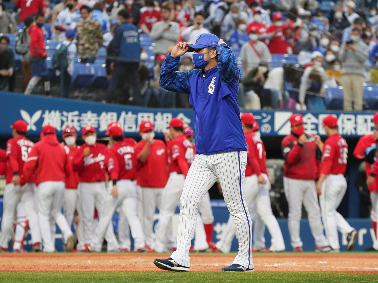 DeNA対広島　開幕3連敗となり引き揚げるDeNA三浦監督（撮影・足立雅史）