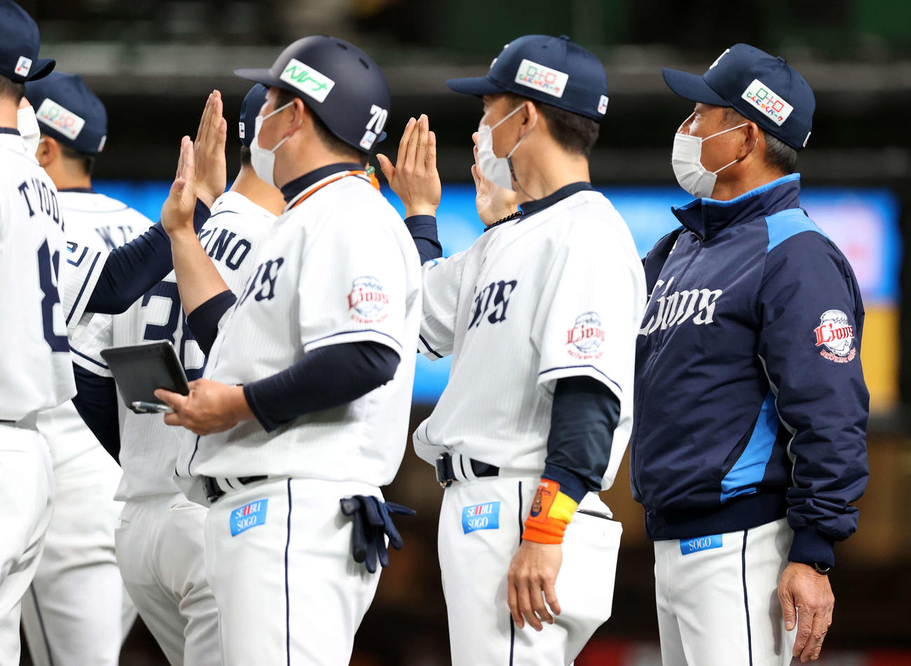 西武対オリックス　逆転勝利で、笑顔で選手を迎える西武辻監督（右）（撮影・浅見桂子）