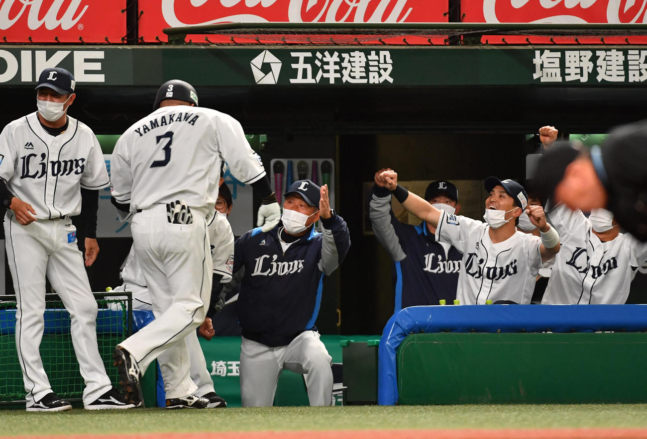 西武対オリックス　6回裏西武1死二塁、山川は左越えに2点本塁打を放ち辻監督らナインの出迎えを受ける（撮影・柴田隆二）