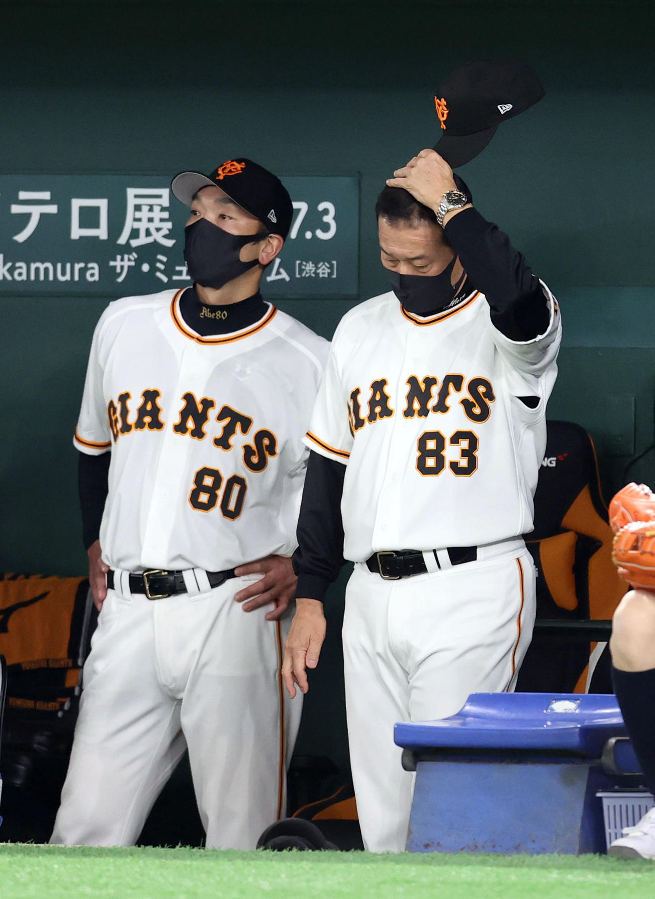 巨人対中日　10回裏、厳しい表情の原監督（右）と阿部作戦兼ディフェンスチーフコーチ（撮影・狩俣裕三）