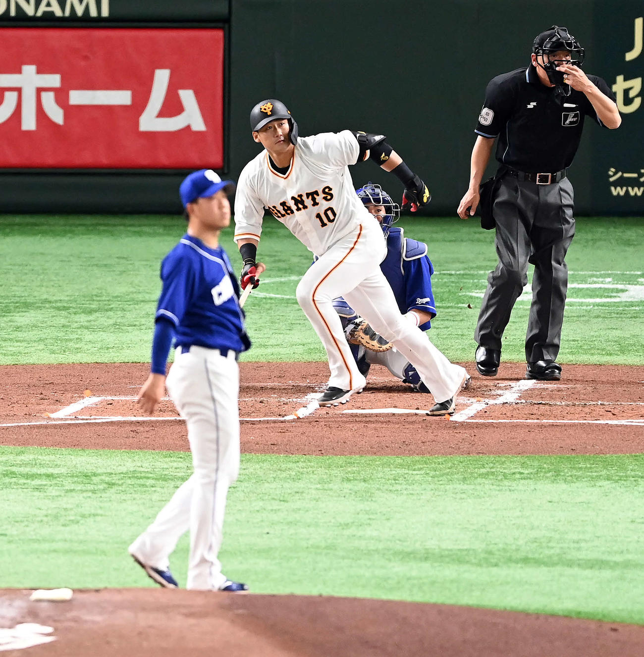 巨人対中日　1回裏巨人1死、左越えにソロ本塁打を放つ中田。投手柳（撮影・たえ見朱実）