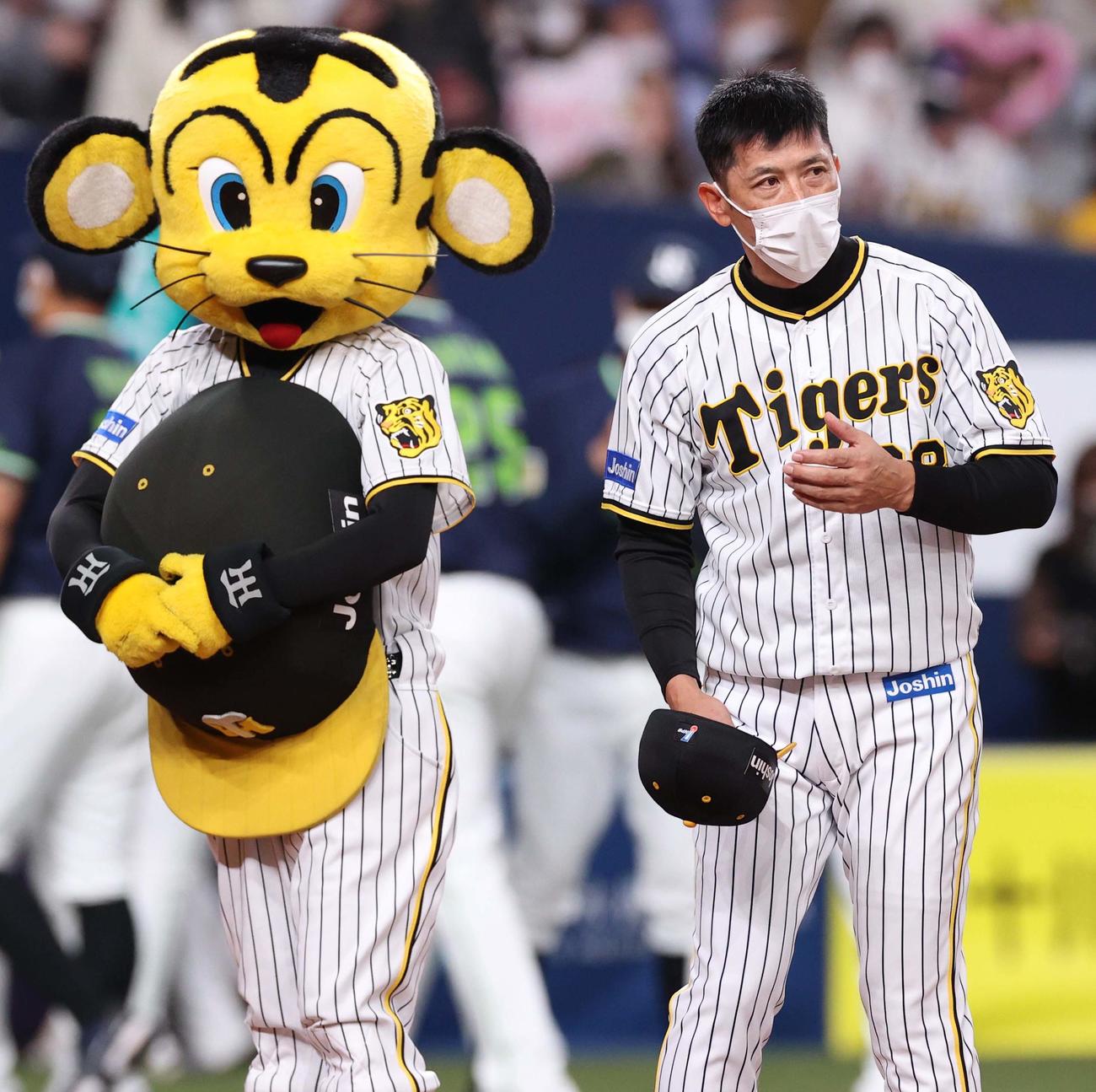 阪神対ヤクルト　試合後、ファンにあいさつする矢野監督（撮影・上田博志）